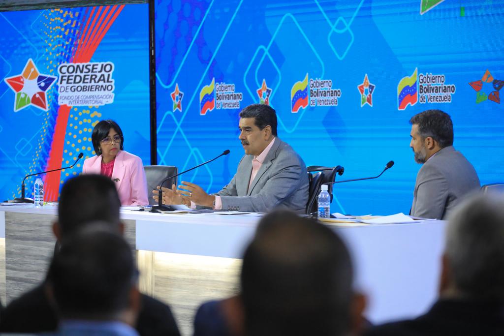 Año tras año perfeccionamos los mecanismos institucionales y avanzamos hacia un estado moderno y descentralizado, que toma en cuenta las diversidades y fortalezas de las regiones para cohesionar el país, siendo capaces a través de las leyes traer Paz, trabajo, prosperidad y