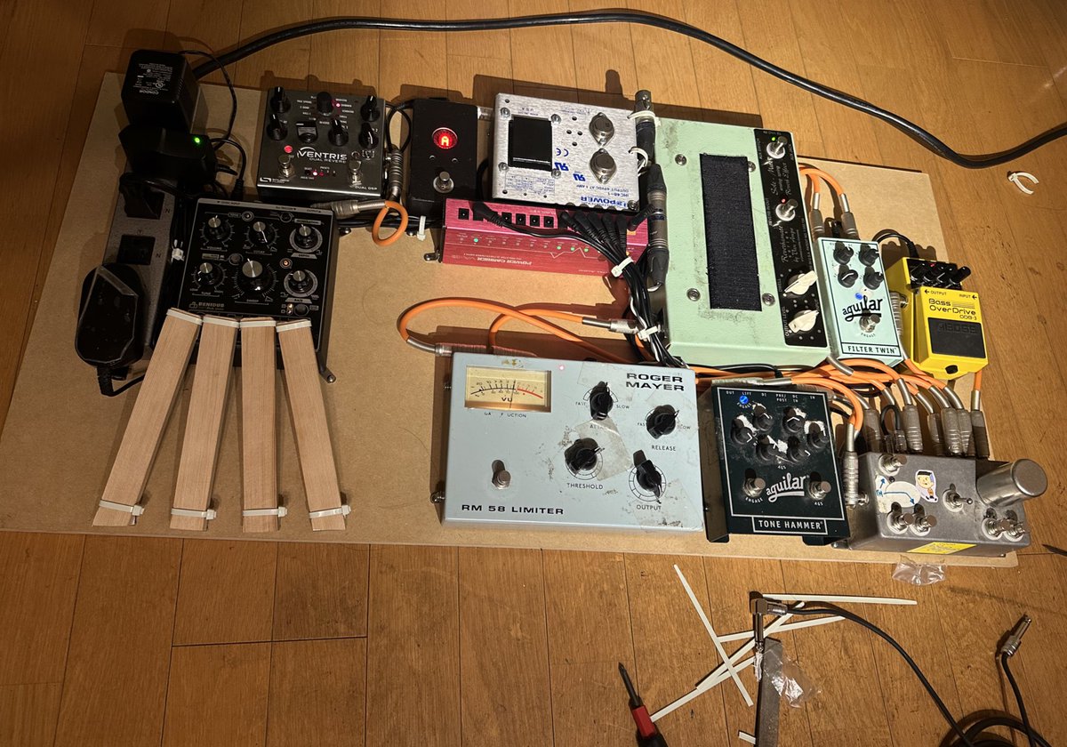 dahhara_bass's tweet photo. ボード9割完成
そして拡張の余地あり‥
男子って本当にこういうの好きよね
#エフェクターボード
#effecterboard
#ベース #bass https://t.co/zSr5OKw08u