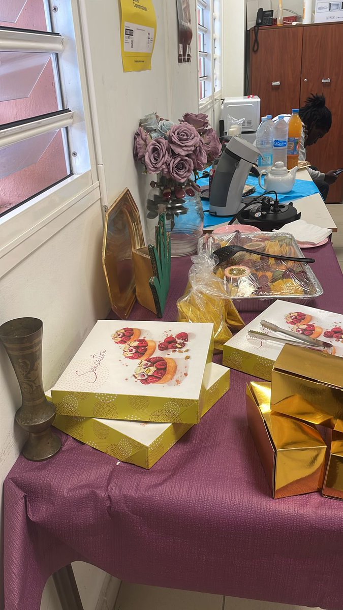 Hier, l’espace parents de la cité éducative accueillait les parents afin de faire le bilan du premier trimestre. Une belle occasion d’échanger et de favoriser la co-éducation. 
#citeeducative #construireememble #coeducatio