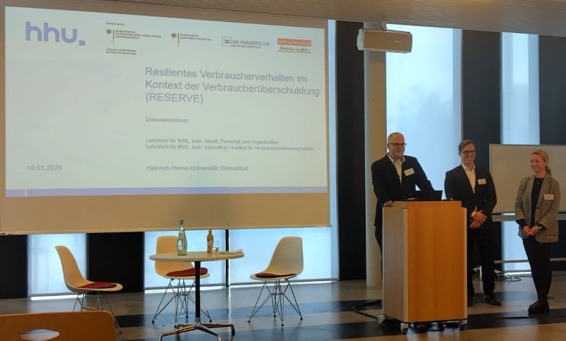 Am 19. 01. haben wir das vom @BMUV geförderte Projekt "Resilientes Verbraucherverhalten im Kontext der  Verbraucherüberschuldung" mit einem passenden Diskussionsforum an der <a href="/HHU_de/">Heinrich-Heine-Universität Düsseldorf</a>  abgeschlossen. Danke an alle Referent:innen und Teilnehmer:innen für diese tolle Veranstaltung!