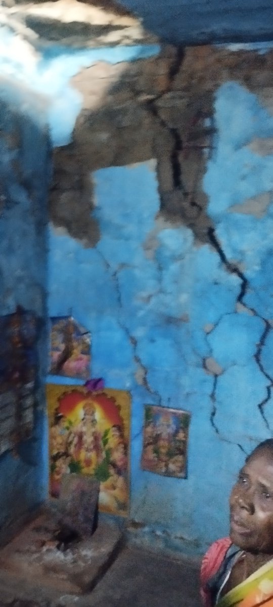 Ravi16_kumar's tweet photo. Condition of #houses where people are living in #fireArea #coal mines at #Jharia Jharkhand. People have been waiting for rehabilitation for many years. #RepublicDay https://t.co/L9SIBJyLUs