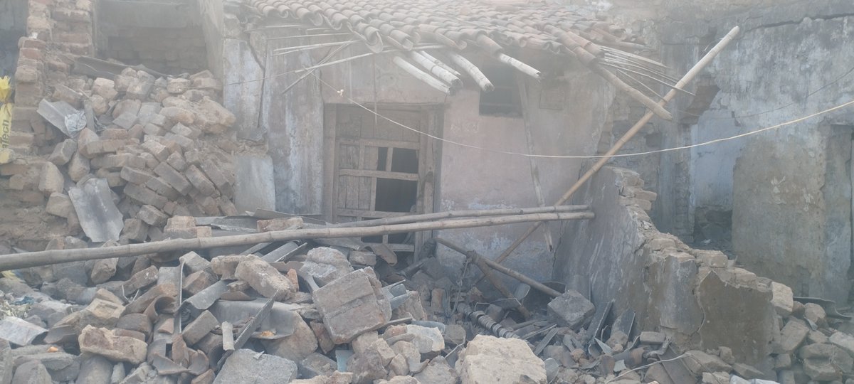 Ravi16_kumar's tweet photo. Condition of #houses where people are living in #fireArea #coal mines at #Jharia Jharkhand. People have been waiting for rehabilitation for many years. #RepublicDay https://t.co/L9SIBJyLUs