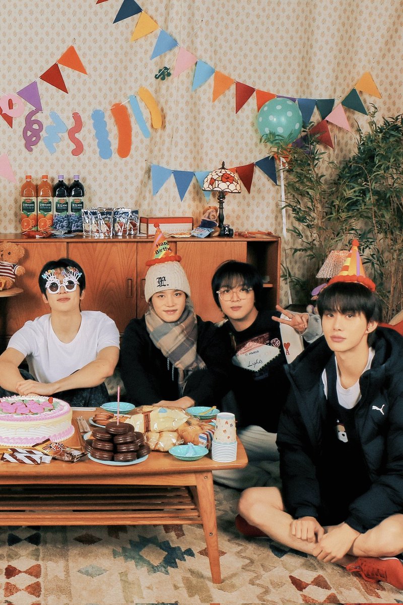 맨오른쪽 공차러 나간다는거 잠깐잠깐 짱우야 친구들이랑 사진만 찍고 나가~해서 머리에 급하게 고깔 씌우고 3초만에 찍은 거처럼 나옴
영혼이 이미 바깥에 있음
(특:저나잇대는 몸에서 열 풀풀 날 때라 한겨울에 반바지 맨다리로 무릎 시뻘개질때까지 놀아도 지딴엔 괜찮다고 함)