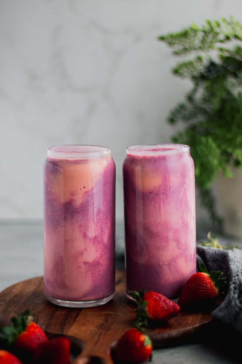 LifewayOat's tweet photo. 🍓Sip your way to bliss with our Strawberry Banana Berry Smoothie made of fiber-rich berries, bananas, superfoods, and probiotic Lifeway Oat. No other oat milk loves your gut like Lifeway Oat with prebiotic fiber and live cultures in every single serving.💗 https://t.co/BiiihEGevG