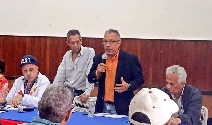 Fenasirtrasalud's tweet photo. #Hoy Intervención Lcdo. Octavio Solórzano, presidente por @Fenasirtrasalud en la Asamblea del Estado Mayor Clase Obrera. Reflexión, acción y organización @NicolasMaduro  #VenezuelaIndetenible #26Enero #Salud https://t.co/WCOcMcYpQJ