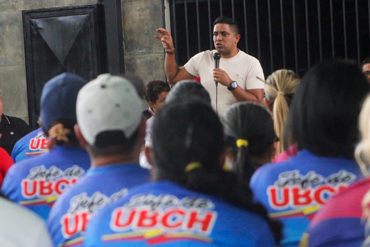 johanitakenpo's tweet photo. #26Ene Hemos instalado una mesa de trabajo con los jefes y jefas de UBCh para hablar sobre la instalación del Consejo Federal de Gobierno por parte del Pdte.@NicolasMaduro. ¡Seremos enfáticos en el plan 95 para la eficacia del 1x10 del Buen Gobierno!#VenezuelaIndetenible https://t.co/LphZSzjBHE