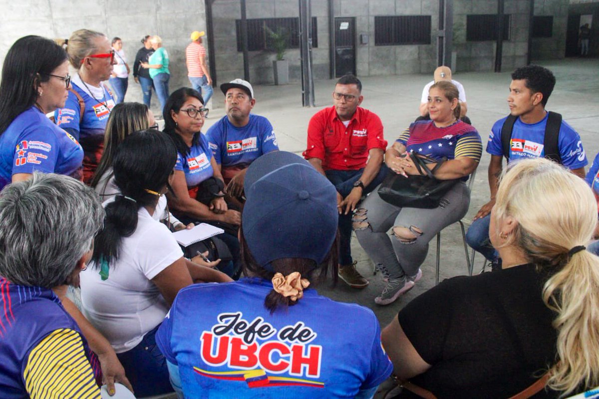 johanitakenpo's tweet photo. #26Ene Hemos instalado una mesa de trabajo con los jefes y jefas de UBCh para hablar sobre la instalación del Consejo Federal de Gobierno por parte del Pdte.@NicolasMaduro. ¡Seremos enfáticos en el plan 95 para la eficacia del 1x10 del Buen Gobierno!#VenezuelaIndetenible https://t.co/LphZSzjBHE