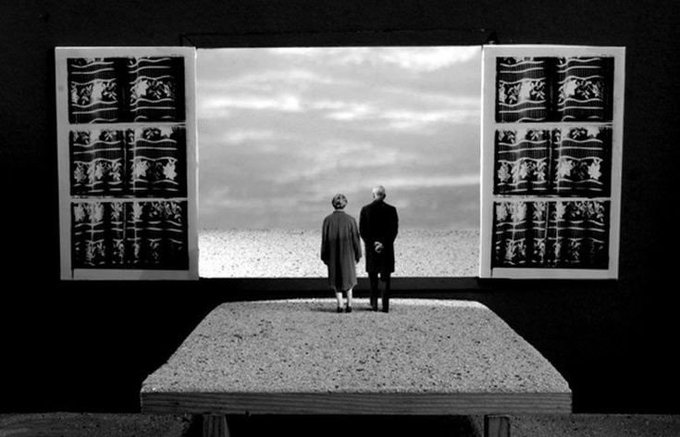 “Ninguna clase de conexión que pueda llenar el vacío dejado por los antiguos vínculos ausentes tiene garantía de duración'. Zygmunt Bauman 📷Gilbert Garcin