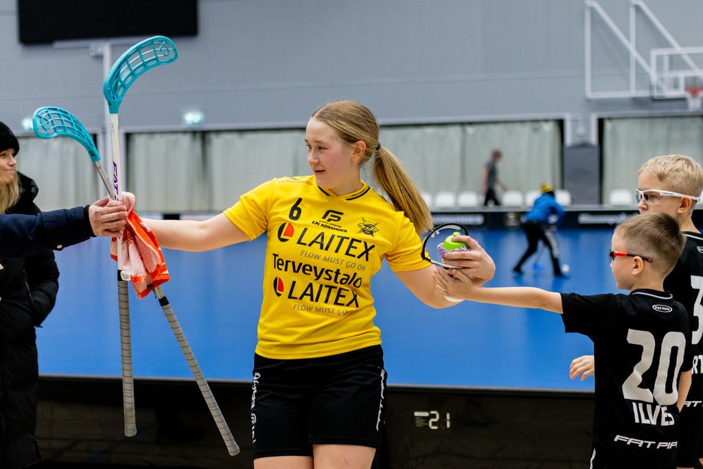 SaiPaSB's tweet photo. MIISA TURUSELLE TUNNUSTUSTA ETELÄ-KARJALAN URHEILUGAALASSA💛🖤

#saipasb #ylpeästikeltamusta #salibandy #fliiga #EKLU https://t.co/yoshIEbxVf