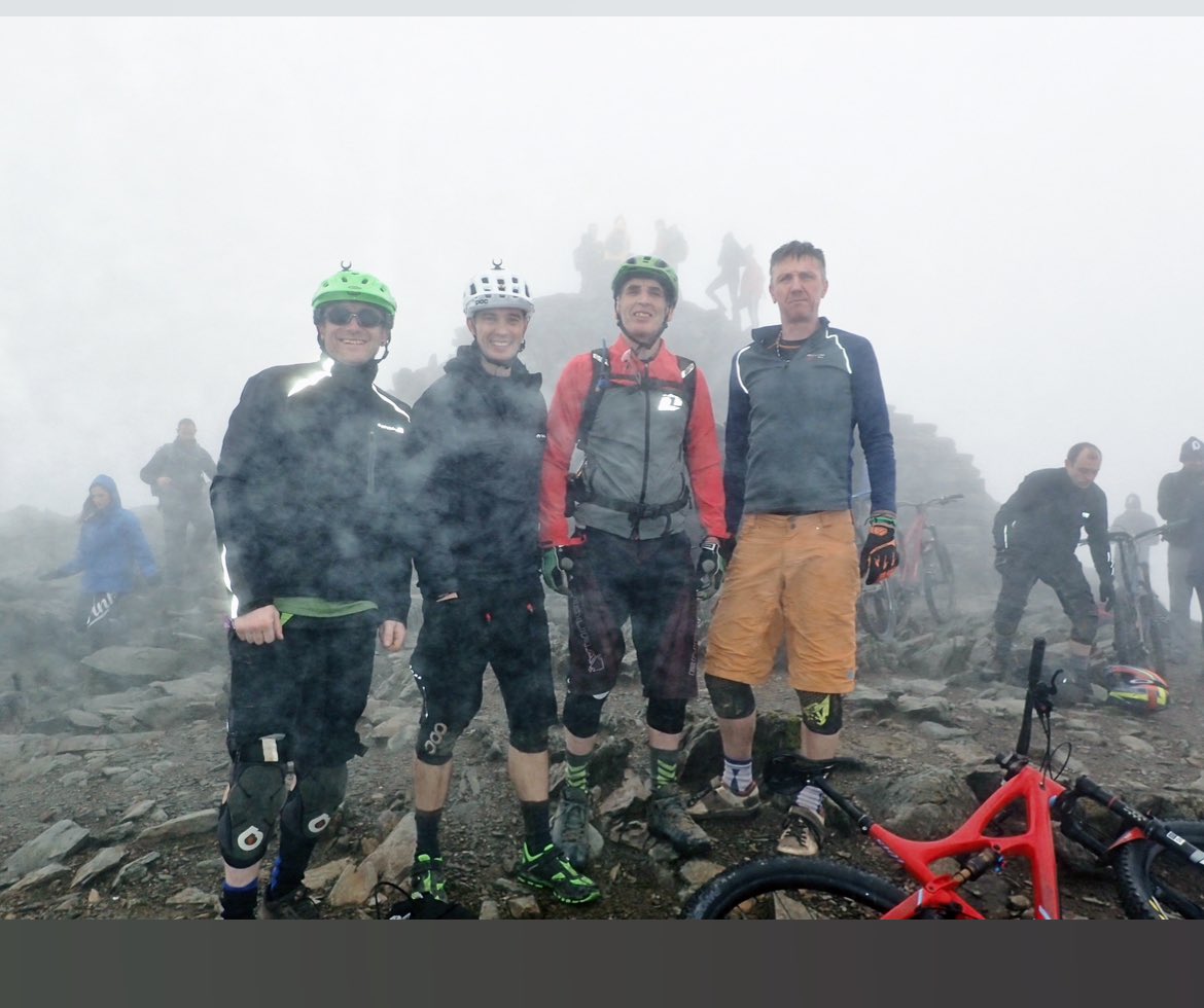 Just popped up on my phone. Snowden summit. Match 2017. Just above zero and 8/8th cloud cover. 

About to head down the ranger path. That was a good day #mtb