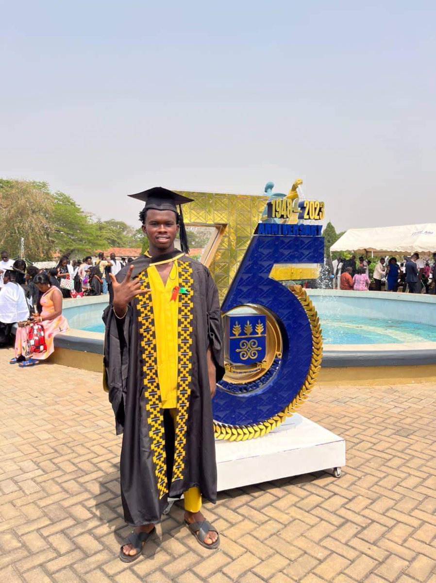 ShabanMo9's tweet photo. Hearts of Oak legend, Bernard Don Bortey's son Clarence Dong Bortey who currently plays for Auroras, graduates from University of Ghana after completing his first degree. https://t.co/yjmbe8DvDh