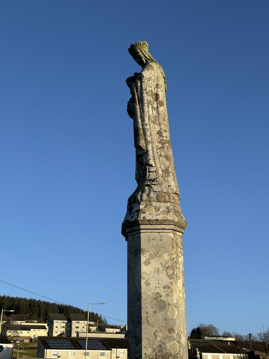 🌳 Legend speaks of the Blessed Virgin Mary's statue miraculously appearing in an oak tree near Ffynnon Fair. Resisting all attempts to be removed, it finally yielded when a chapel was built on Cefn Penrhys.