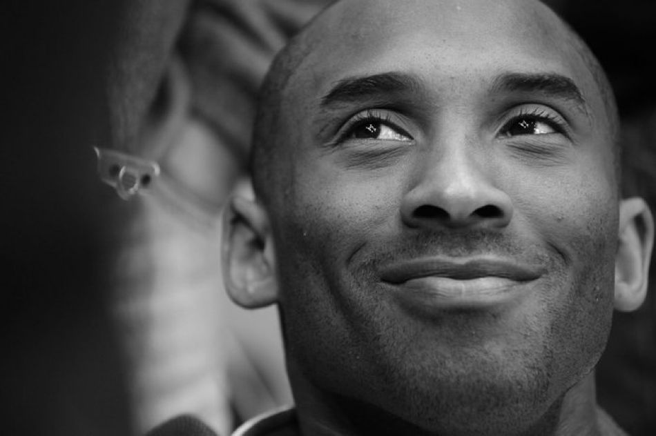 Querido Kobe:

Hace un tiempo no muy lejano, recibí tu carta titulada 'Dear basketball'. En esas líneas, pude entender todo.

Conocí tus miedos, tus preguntas y tus dudas como tránsito obligado a las certezas.

También supe de tu voluntad y tu carácter para extender límites.