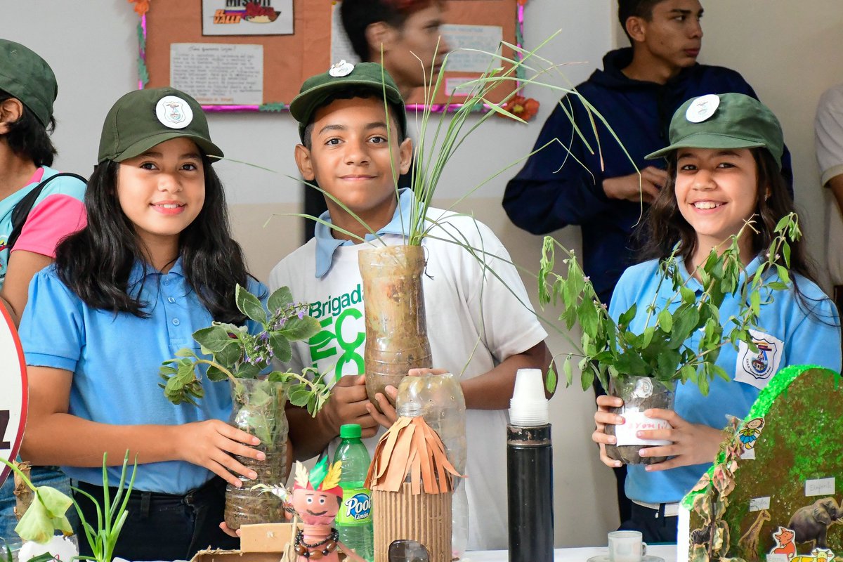 _LaAvanzadora's tweet photo. A propósito de la Semana de la Educación Ambiental en Venezuela, nos vinimos a la U.E.N.B. Padre Mendoza de la parroquia El Valle, hemos compartido con nuestra muchachada de la Patria en una extraordinaria Jornada de Innovación y Reto Ambiental. 

@NicolasMaduro
@MPPEDUCACION https://t.co/szmVjLwL8G