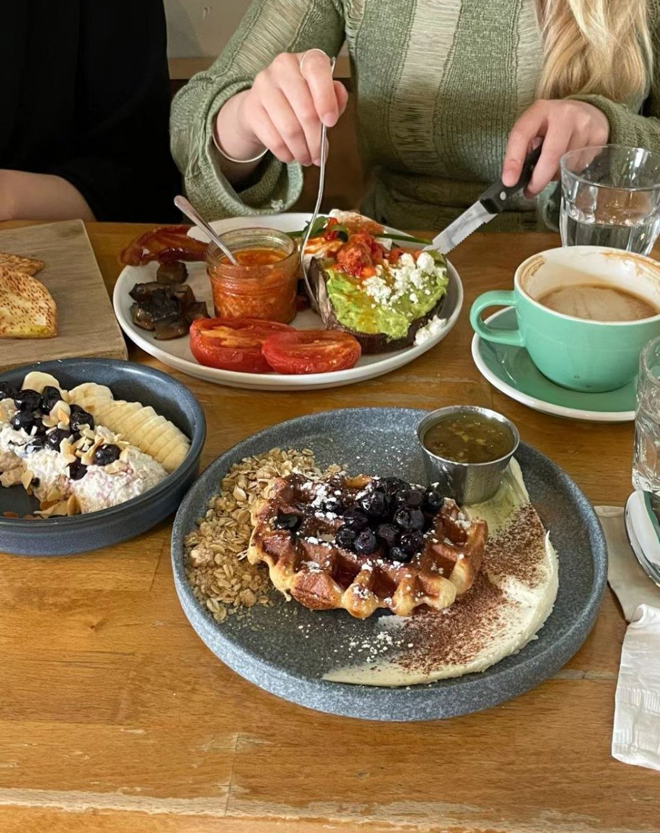 baliiw12's tweet photo. Have afternoon tea with colleagues https://t.co/1HZRBoNCVa