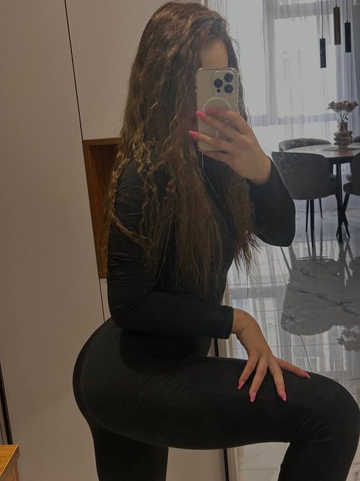 Help me take it off?❤️ https://t.co/VXRELeT9d3