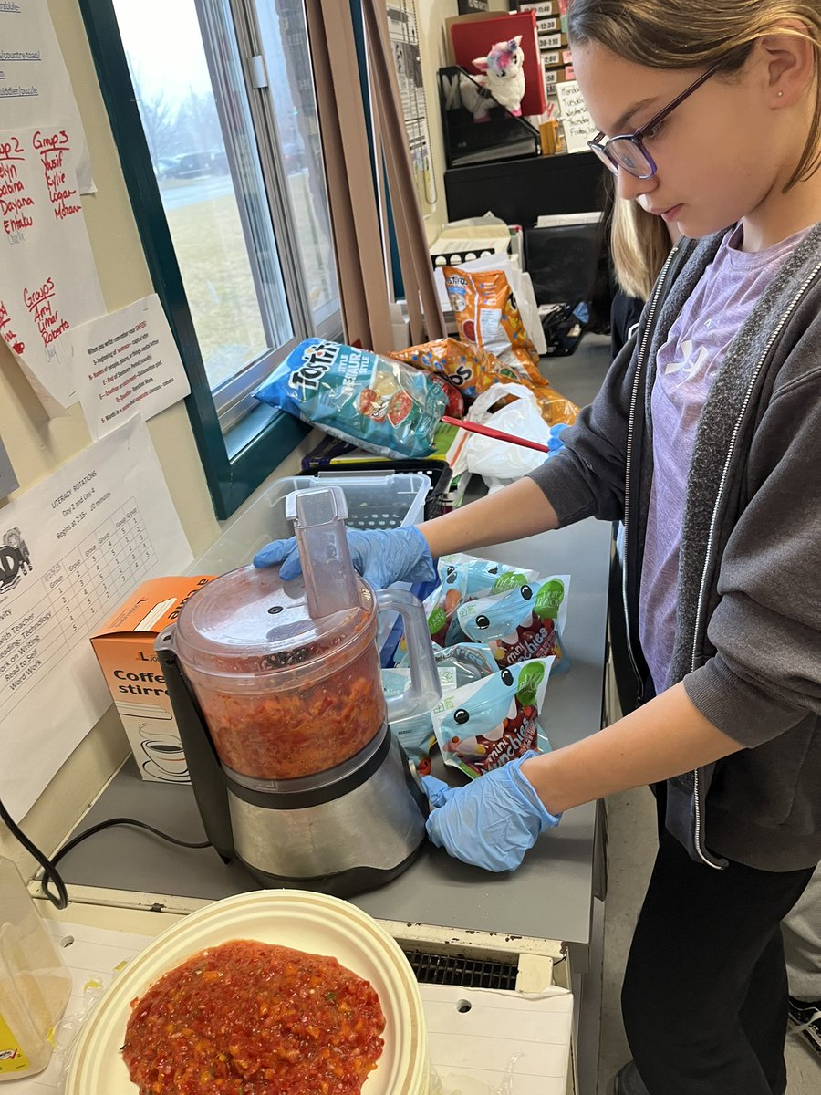 Healthy Fridays this month using our #pureflavor mini munchies. This week we are Turning veggies into salsa. What a great experience. “I hate tomatoes and peppers but somehow I like this!” Alexya
@PureFlavor @benniebulldogs1 @gecdsbpro kids couldn’t wait for seconds!!!