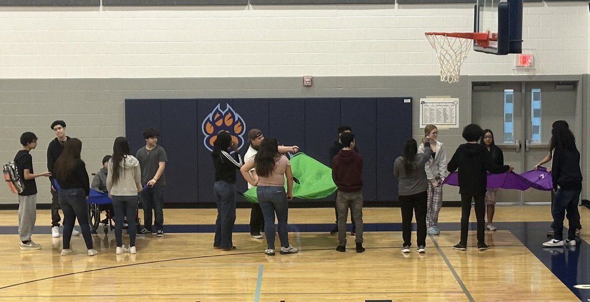 CCISD_HealthPE's tweet photo. PE Students @MaryCarrollHigh enjoy team building activities and “Tailgate Thursday” target games to stay physically active. 💯% engaged and building skills to enjoy physical activity for a lifetime. GO TIGERS! #CCISDProud https://t.co/ZK0Gxdyayv
