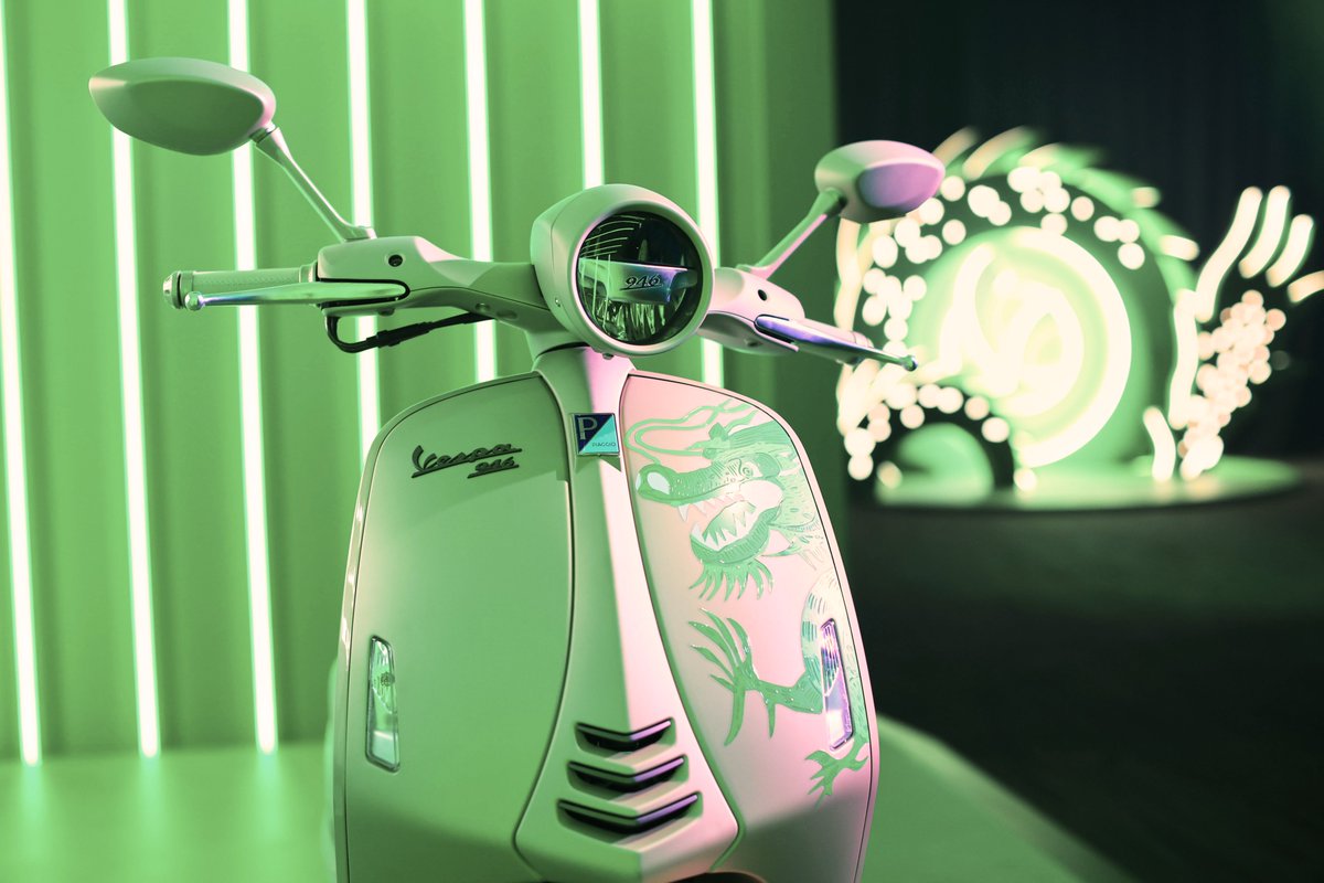 Piaggio_Group's tweet image. #Vespa presents a preview of the limited edition Vespa 946 #Dragon 🛵 and the exclusive matching Varsity Jacket. A special Lunar New Year event was hosted in Hong Kong to celebrate the year of the Dragon and the reveal of the dedicated Vespa collection 🐉 piaggiogroup.com/en/archive/pre…