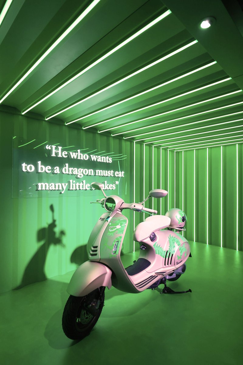 Piaggio_Group's tweet image. #Vespa presents a preview of the limited edition Vespa 946 #Dragon 🛵 and the exclusive matching Varsity Jacket. A special Lunar New Year event was hosted in Hong Kong to celebrate the year of the Dragon and the reveal of the dedicated Vespa collection 🐉 piaggiogroup.com/en/archive/pre…