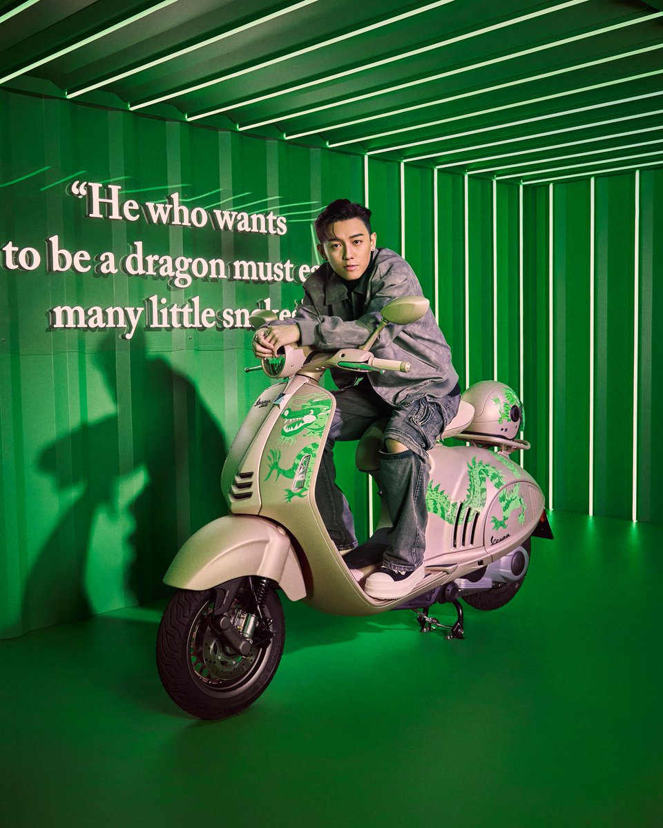 Piaggio_Group's tweet image. #Vespa presents a preview of the limited edition Vespa 946 #Dragon 🛵 and the exclusive matching Varsity Jacket. A special Lunar New Year event was hosted in Hong Kong to celebrate the year of the Dragon and the reveal of the dedicated Vespa collection 🐉 piaggiogroup.com/en/archive/pre…