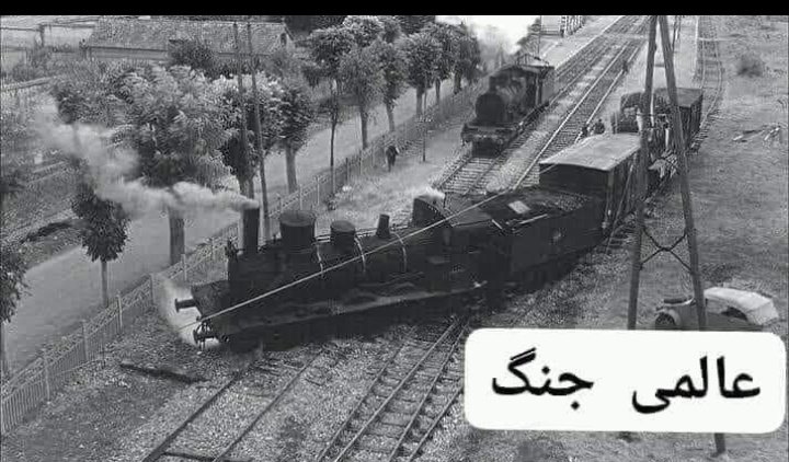 shell_771's tweet photo. ﺩﻭﺳﺮﯼ ﺟﻨﮓِ ﻋﻈﯿﻢ ﮐﮯ ﺍﺧﺘﺘﺎﻡ ﭘﺮ ﺟﺮﻣﻦ ﻓﻮﺝ ﮐﻮ ﻓﺮﺍﻧﺲ ﺧﺎﻟﯽ ﮐﺮﻧﮯ ﮐﺎ ﺣﮑﻢ ﻣﻼ ﺗﻮ ﺟﺮﻣﻦ ﮐﻤﺎﻧﮉر ﻧﮯ ﺍﻓﺴﺮﻭﮞ ﮐﻮ ﺟﻤﻊ ﮐﺮ ﮐﮯ ﮐﮩﺎ ﮐﮧ :
" ﮨﻢ ﻧﺎﺯﯼ ﺟﻨﮓ ﮨﺎﺭ ﭼُﮑﮯ ﮨﯿﮟ، ﻓﺮﺍﻧﺲ ﮨﻤﺎﺭﮮ ﮨﺎﺗﮫ ﺳﮯ ﻧﮑﻞ ﺭﮨﺎ ﮨﮯ۔ ﯾﮧ ﺳﭻ ﮨﮯ ﺍﻭﺭ ﯾﮧ ﺑﮭﯽ ﺳﭻ ﮨﮯ ﮐﮧ ﺷﺎﯾﺪ ﺍﮔﻠﮯ 50 ﺑﺮﺳﻮﮞ ﺗﮏ ﮨﻢ ﮐﻮ ﺩﻭﺑﺎﺭﺍ ﻓﺮﺍﻧﺲ ﻣﯿﮟ ﺩﺍﺧﻠﮯ ﮐﯽ ﺍﺟﺎﺯﺕ ﺑﮭﯽ ﻧﮧ ﻣﻠﮯ ﺍﺱ ﻟﯿﮯ ﻣﯿﺮﺍ ﺣﮑﻢ ﮨﮯ ﮐﮧ ﭘﯿﺮﺱ ﮐﮯ ﻋﺠﺎﺋﺐ ﮔﮭﺮﻭﮞ، ﻧﻮﺍﺩﺭﺍﺕ ﺳﮯ ﺑﮭﺮﮮ ﻧﻤﺎﺋﺶ ﮔﮭﺮﻭﮞ ﺍﻭﺭ ﺛﻘﺎﻓﺖ ﺳﮯ ﻣﺎﻻ ﻣﺎﻝ ﮨﻨﺮ ﮐﺪﻭﮞ ﺳﮯ ﺟﻮ ﮐﭽﮫ ﺳﻤﯿﭧ ﺳﮑﺘﮯ ﮨﻮ ﺳﻤﯿﭧ ﻟﻮ۔ ﺟﺐ ﻓﺮﺍﻧﺴﯿﺴﯽ ﺍﺱ ﺷﮩﺮ ﮐﺎ ﺍﻗﺘﺪﺍﺭ ﺳﻨﺒﮭﺎﻟﯿﮟ ﺗﻮ ﺍﻧﮩﯿﮟ ﺟﻠﮯ ﮨﻮﺋﮯ ﭘﯿﺮﺱ ﮐﮯ ﻋﻼﮦ ﮐﭽﮫ ﻧﮧ ﻣﻠﮯ ... "
ﺟﻨﺮﻝ ﮐﺎ ﺣﮑﻢ ﺗﮭﺎ ﺳﺐ ﺍﻓﺴﺮ ﻋﺠﺎﺋﺐ ﮔﮭﺮﻭﮞ ﭘﺮ ﭨﻮﭦ ﭘﮍﮮ ﺍﻭﺭ ﺍﺭﺑﻮﮞ ﮈﺍﻟﺮﺯ ﮐﮯ ﻧﻮﺍﺩﺭﺍﺕ ﺍُﭨﮭﺎ ﻻﺋﮯ۔ ﺍُﻥ ﻣﯿﮟ ﮈﻭﺋﭽﯽ ﮐﯽ ﻣﻮﻧﺎ ﻟﯿﺰﺍ ﺗﮭﯽ، ﻭﯾﻦ ﮔﻮﮦ ﮐﯽ ﺗﺼﻮﯾﺮﯾﮟ، ﻭﯾﻨﺲ ﮈﯼ ﻣﻠﻮ ﮐﺎ ﻣﺮﻣﺮﯾﮟ ﻣﺠﺴﻤﮧ ﻏﺮﺽ ﮐﮧ ﮐﭽﮫ ﻧﮧ ﭼﮭﻮﮌﺍ۔ ﺟﺐ ﻋﺠﺎﺋﺐ ﮔﮭﺮ ﺧﺎﻟﯽ ﮨﻮ ﮔﺌﮯ ﺗﻮ ﺟﻨﺮﻝ ﻧﮯ ﺳﺐ ﻧﻮﺍﺩﺭﺍﺕ ﺍﯾﮏ ﭨﺮﯾﻦ ﭘﺮ ﺭﮐﮭﮯ ﺍﻭﺭ ﭨﺮﯾﻦ ﮐﻮ ﺟﺮﻣﻨﯽ ﻟﮯ ﺟﺎﻧﮯ ﮐﺎ ﺣﮑﻢ ﺩﯾﺎ۔ ﭨﺮﯾﮟ ﺭﻭﺍﻧﮧ ﺗﻮ ﮨﻮ ﮔﺌﯽ ﻟﯿﮑﻦ ﺷﮩﺮ ﺳﮯ ﺑﺎﮨﺮ ﻧﮑﻠﺘﮯ ﮨﯽ ﺍﺱ ﮐﺎ ﺍﻧﺠﻦ ﺧﺮﺍﺏ ﮨﻮ ﮔﯿﺎ۔ ﺍﻧﺠﯿﻨﺌﺮ ﺁﺋﮯ ﺍﻧﺠﻦ ﭨﮭﯿﮏ ﮐﯿﺎ ﺍﻭﺭ ﭨﺮﯾﻦ ﭘﮭﺮ ﺭﻭﺍﻧﮧ ﮨﻮ ﮔﺌﯽ ﻟﯿﮑﻦ 10 ﮐﻠﻮﻣﯿﭩﺮ ﻃﮯ ﮐﺮﻧﮯ ﺑﻌﺪ ﺍﺱ ﮐﮯ ﭘﮩﯿﮯ ﺟﺎﻡ ﮨﻮ ﮔﺌﮯ۔ ﺍﻧﺠﯿﻨﺌﺮ ﺁﺋﮯ، ﻣﺴﺌﻠﮧ ﭨﮭﯿﮏ ﮐﯿﺎ ﺍﻭﺭ ﭨﺮﯾﻦ ﭘﮭﺮ ﺭﻭﺍﻧﮧ ﮨﻮ ﮔﺌﯽ، ﻟﯿﮑﻦ ﭼﻨﺪ ﮐﻠﻮﻣﯿﭩﺮ ﺑﻌﺪ ﺑﻮﺍﺋﻠﺮ ﭘﮭﭧ ﮔﯿﺎ، ﺍﻧﺠﺌﻨﯿﺮ ﺁﺋﮯ ﺑﻮﺍﺋﻠﺮ ﻣﺮﻣﺖ ﮨﻮﺍ ﺍﻭﺭ ﭨﺮﯾﻦ ﭘﮭﺮ ﭼﻞ ﭘﮍﯼ۔ ﺍﺑﮭﯽ ﺗﮭﻮﮌﯼ ﺩﻭﺭ ﮨﯽ ﮔﺌﯽ ﺗﮭﯽ ﮐﮧ ﭘﺮﯾﺸﺮ ﺑﻨﺎﻧﮯ ﻭﺍﻟﮯ ﭘﺴﭩﻦ ﺟﻮﺍﺏ ﺩﮮ ﮔﺌﮯ۔ﺍﻧﺠﯿﻨﺌﺮ ﺁﺋﮯ ﭘﺴﭩﻦ ﻣﺮﻣﺖ ﮨﻮﺋﮯ ﺍﻭﺭ ﭨﺮﯾﻦ ﺭﻭﺍﻧﮧ ﮨﻮﺋﯽ ...
ﻣﯿﺮﮮ ﭘﯿﺎﺭﻭ ! ﭨﺮﯾﻦ ﺧﺮﺍﺏ ﮨﻮﺗﯽ ﺭﮨﯽ ﺍﻭﺭ ﺟﺮﻣﻦ ﺍﻧﺠﯿﻨﺌﺮ ﺍﺳﮯ ﭨﮭﯿﮏ ﮐﺮﺗﮯ ﺭﮨﮯ ﯾﮩﺎﮞ ﺗﮏ ﮐﮧ ﻓﺮﺍﻧﺲ ﮐﺎ ﺍﻗﺘﺪﺍﺭ ﻓﺮﺍﻧﺴﯿﺴﯿﻮﮞ ﻧﮯ ﺳﻨﺒﮭﺎﻝ ﻟﯿﺎ ﺍﻭﺭ ﭨﺮﯾﻦ ﺍﺑﮭﯽ ﻓﺮﺍﻧﺲ ﮐﯽ ﺣﺪ ﻣﯿﮟ ﮨﯽ ﺭﮨﯽ۔ ﭨﺮﯾﻦ ﮐﮯ ﮈﺭﺍﺋﯿﻮﺭ ﮐﻮ ﭘﯿﻐﺎﻡ ﻣﻼ ﮐﮧ :
ﻣﻮﺳﯿﻮ _ ﺑﮩﺖ _ ﺷﮑﺮﯾﮧ _ ﻟﯿﮑﻦ _ ﺍﺏ _ ﭨﺮﯾﻦ _ جرﻣﻨﯽ _ ﻧﮩﯿﮟ _ ﻭﺍﭘﺲ _
ﭘﯿﺮﺱ _ ﺁﺋﮯ _ ﮔﯽ ...
ﮈﺭﺍﺋﯿﻮﺭ ﻧﮯ ﻣﮑﮯ ﮨﻮﺍ ﻣﯿﮟ ﻟﮩﺮﺍﺋﮯ ﺍﻭﺭ ﻭﺍﭘﺲ ﭘﯿﺮﺱ ﺭﻭﺍﻧﮧ ﮨﻮ ﮔﯿﺎ۔ ﻝ ﺟﺐ ﻭﮦ ﭘﯿﺮﺱ ﭘﮩﯿﻨﭽﺎ ﺗﻮ ﻓﺮﺍﻧﺲ ﮐﯽ ﺳﺎﺭﯼ ﻟﯿﮉﺭﺷﭗ ﺍﺱ ﮐﮯ ﺍﺳﺘﻘﺒﺎﻝ ﮐﮯ ﻟﺌﮯ ﮐﮭﮍﯼ ﺗﮭﯽ، ﮈﺭﺍﺋﯿﻮﺭ ﭘﺮ ﮔُﻞ ﭘﺎﺷﯽ ﮐﯽ ﮔﺌﯽ ﭘﮭﺮ ﺍﺱ ﮐﮯ ﮨﺎﺗﮫ ﻣﯿﮟ ﻣﺎﺋﯿﮏ ﺩﮮ ﺩﯾﺎ ﮔﯿﺎ، ﮈﺭﺍﺋﯿﻮﺭ ﺑﻮﻻ :
" ﺟﺮﻣﻦ ﮔﺪﮬﻮﮞ ﻧﮯ ﻧﻮﺍﺩﺭﺍﺕ ﺗﻮ ﭨﺮﯾﻦ ﻣﯿﮟ ﺑﮭﺮ ﺩﯾﺌﮯ ﻟﯿﮑﻦ ﯾﮧ ﺑﮭﻮﻝ ﮔﺌﮯ ﮐﮧ ﮈﺭﺍﺋﯿﻮﺭ ﻓﺮﺍﻧﺴﯿﺴﯽ ﮨﮯ ﺍﻭﺭ ﺍﮔﺮ ﮈﺭﺍﺋﯿﻮﺭ ﻧﮧ ﭼﺎﮨﮯ ﺗﻮ ﮔﺎﮌﯼ ﮐﺒﮭﯽ ﻣﻨﺰﻝ ﭘﺮ ﻧﮩﯿﮟ ﭘﮩﻨﭽﺎ ﮐﺮﺗﯽ ... "
ﻋﺰﯾﺰ ﺩﻭﺳﺘﻮ ! ﻋﺮﺻﮯ ﺑﻌﺪ ﮨﺎﻟﯽ ﻭﮈ ﻧﮯ ﺍﺱ ﮈﺭﺍﺋﯿﻮﺭ ﭘﺮ ﺩﯼ ﭨﺮﯾﻦ ﻓﻠﻢ ﺑﻨﺎﺋﯽ ...
ﻗﺎﺭﺋﯿﻦ ﮐﺮﺍﻡ ﺍﻟﻤﺨﺘﺼﺮ ﻭ ﻣﻘﺼﻮﺩ ﯾﮧ ﮐﮧ ﺍﮔﺮ ﺍﭘﻨﮯ ﻣﻠﮏ ﮐﯽ ﺗﺎﺭﯾﺦ ﭘﺮ ﻧﻈﺮ ﮈﺍﻟﯽ ﺟﺎﺋﮯ ﺗﻮ ﯾﮧ ﺑﮭﯽ ﺩﯼ _ ﭨﺮﯾﻦ ﮐﯽ ﺳﭩﻮﺭﯼ ﺳﮯ ﮐﻢ ﻧﮩﯿﮟ، ﮐﺒﮭﯽ ﺍﻧﺠﻦ ﻓﯿﻞ ﮨﻮ ﺟﺎﺗﺎ ﮨﮯ ﮐﺒﮭﯽ ﭘﮩﯿﮧ ﺟﺎﻡ، ﮐﺒﮭﯽ ﭘﺴﭩﻦ ﭘﮭﭧ ﺟﺎﺗﺎ ﮨﮯ ﺗﻮ ﮐﺒﮭﯽ ﺑﻮﺍﺋﻠﺮ۔ ﭘﮩﻠﮯ ﺩﻥ ﺳﮯ ﺍﺏ ﺗﮏ ﺑﺤﺮﺍﻥ ﮨﯽ ﺑﺤﺮﺍﻥ ﮨﮯ۔ ﺍﺱ ﭨﺮﯾﻦ ﮐﺎ ﮈﺭﺍﺋﯿﻮﺭ ﺍﺻﻞ ﻣﯿﮟ ﮐﻮﺋﯽ ﺍﻭﺭ ﮨﮯ ﺟﻮ ﺍﺱ ﮐﻮ ﻣﻨﺰﻝ ﺗﮏ ﻧﮩﯿﮟ ﭘﮩﻨﭽﻨﮯ ﺩﮮ ﺭﮨﺎ۔ ﮨﻢ ﺳﺐ ﮐﻮ ﻣﻞ ﮐﺮ ﺍﺱ ﮈﺭﺍﺋﯿﻮﺭ ﮐﻮ ﮈﻫﻮﻧﮉﻧﺎ ﮨﮯ