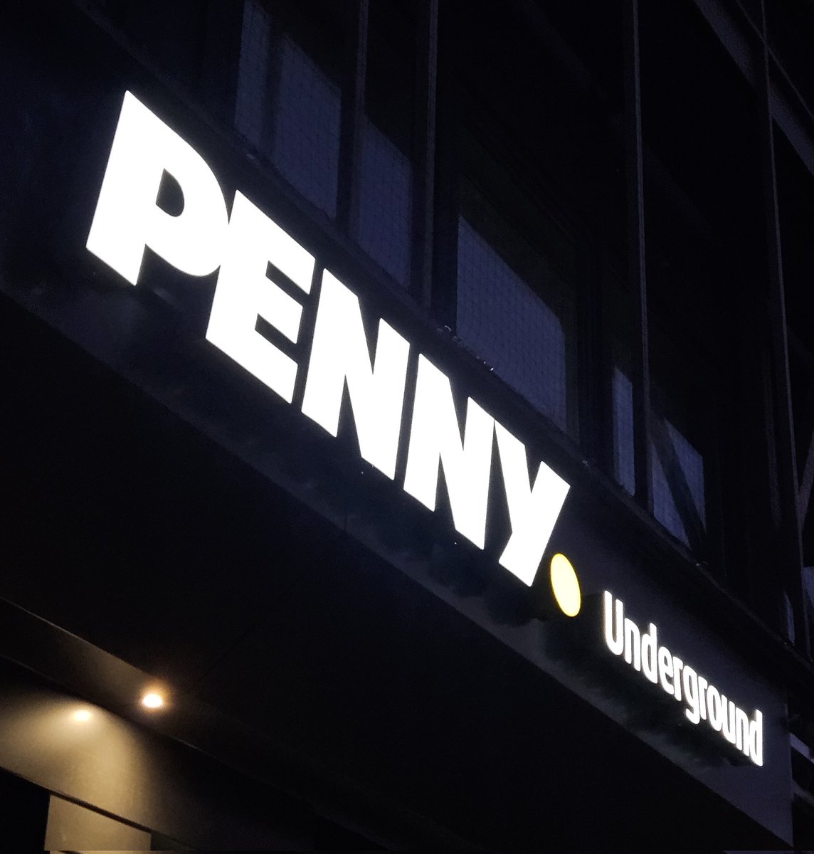 030samu's tweet photo. Penny, nachdem der CEO in der Berghainschlange einmal "fast" reingekommen ist https://t.co/JsuyjBt5nV
