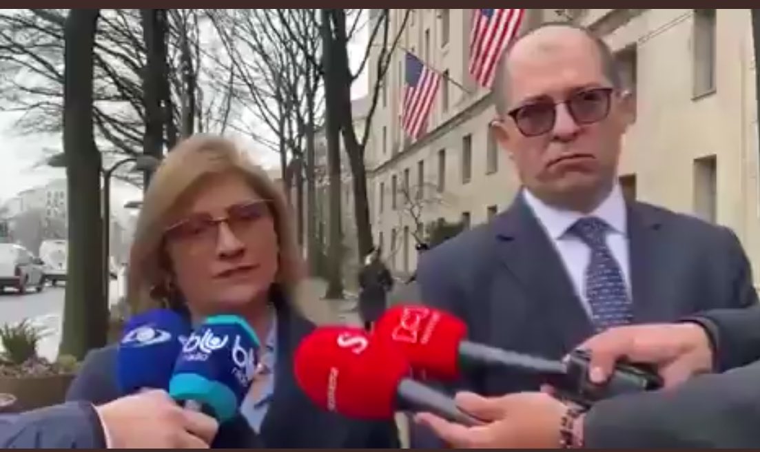 HELIODOPTERO's tweet photo. Una fuente de @TheJusticeDept me dijo esta mañana que no ha emitido ningún pronunciamiento informando lo que Martha Mancera y Barbosa salieron a declarar en una calle de Washington en el sentido de que esa entidad americana respalda el plan de que Mancera se quede como @FiscaliaCol encargada. 
La reunión fue sin agenda, muy corta, de bajo nivel y puramente protocolaria, solicitada insistentemente por Mancera y Barbosa.
La fuente consultada ni siquiera sabía quiénes eran Mancera y Barbosa. Tuvo que preguntar.