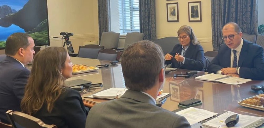 HELIODOPTERO's tweet photo. Una fuente de @TheJusticeDept me dijo esta mañana que no ha emitido ningún pronunciamiento informando lo que Martha Mancera y Barbosa salieron a declarar en una calle de Washington en el sentido de que esa entidad americana respalda el plan de que Mancera se quede como @FiscaliaCol encargada. 
La reunión fue sin agenda, muy corta, de bajo nivel y puramente protocolaria, solicitada insistentemente por Mancera y Barbosa.
La fuente consultada ni siquiera sabía quiénes eran Mancera y Barbosa. Tuvo que preguntar.