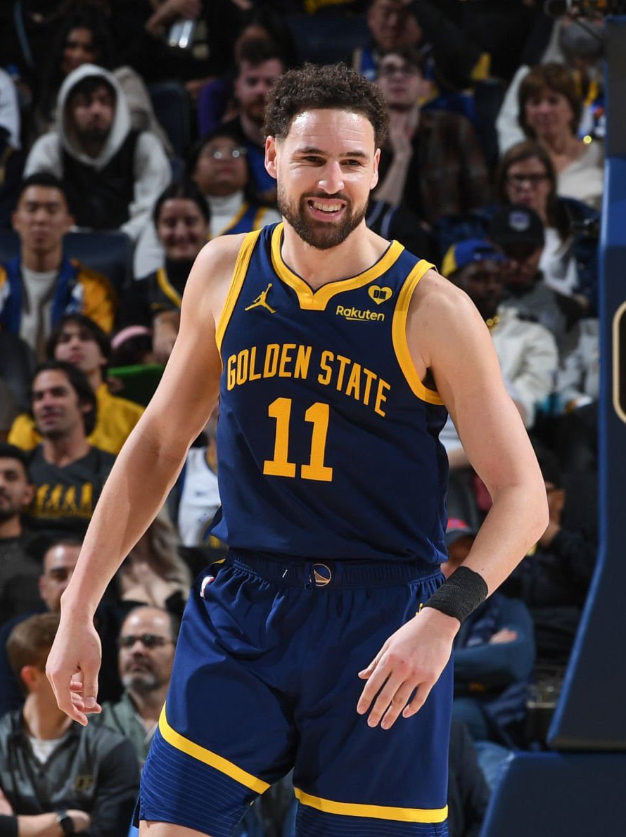 TheDunkCentral's tweet photo. Klay Thompson still views himself as a ‘high-level wing,’ per @anthonyVslater 

“He still believes he’s a high-level wing as a shooter and scorer that can defend bigger guys… he still thinks he’s a high money player and should be valued like that.” 

(Via https://t.co/0DHlhsC4nI)
