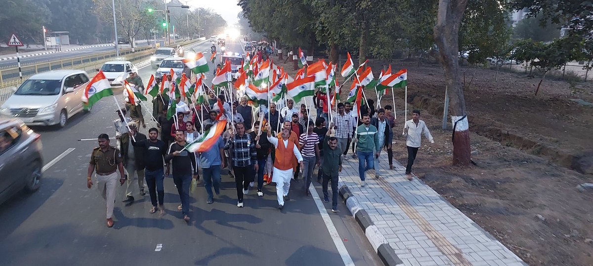 ijashvantpatel's tweet photo. "भारत की गौरव गाथा को सारी दुनिया गाती है।
यहाँ शौर्य की विजय पताका कण-कण में लहराती है।।"

આજરોજ ગાંધીનગર મહાનગરપાલિકા વોર્ડ નં-11 ખાતે રાષ્ટ્રપ્રેમ-દેશભક્તિની અલખ જગાવતા અને ભારતીયોની અતૂટ એકતાનું પ્રતીક એવી "પગપાળા તિરંગા યાત્રા"માં સાથે સહભાગી બનીને અહોભાવન�� અનુભૂતિ કરું છું. https://t.co/XqUQpIXjmd