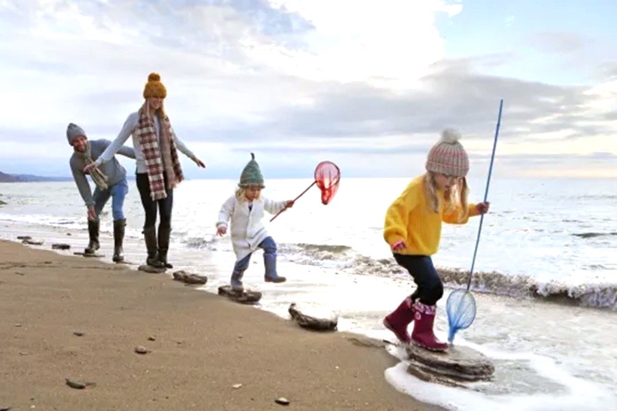 DrDeanMitchell1's tweet image. Today’s #FridayFieldUpdate falls on #WorldEnvironmentalEducationDay, with outdoor classroom activities - demonstrating microplastic impacts on the coasts, especially sea turtles - in the hopes of improving the next generation’s relationship with nature. #FridaysforFuture