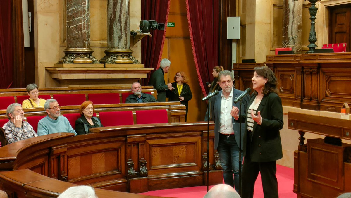 Federació d'Ateneus de Catalunya (@ateneuscat) on Twitter photo 🟠Avui, la presidenta del <a href="/parlamentcat/">Parlament de Catalunya</a>, <a href="/Anna_Erra/">Anna Erra i Solà🎗</a>, ha rebut als ateneus catalans a l'hemicicle del Palau del Parlament, en motiu dels 40 anys de la Federació d'Ateneus de Catalunya.
Moltes gràcies per aquest reconeixement.
#SomAteneus #SomEssencials 🟠Avui, la presidenta del <a href="/parlamentcat/">Parlament de Catalunya</a>, <a href="/Anna_Erra/">Anna Erra i Solà🎗</a>, ha rebut als ateneus catalans a l'hemicicle del Palau del Parlament, en motiu dels 40 anys de la Federació d'Ateneus de Catalunya.
Moltes gràcies per aquest reconeixement.
#SomAteneus #SomEssencials