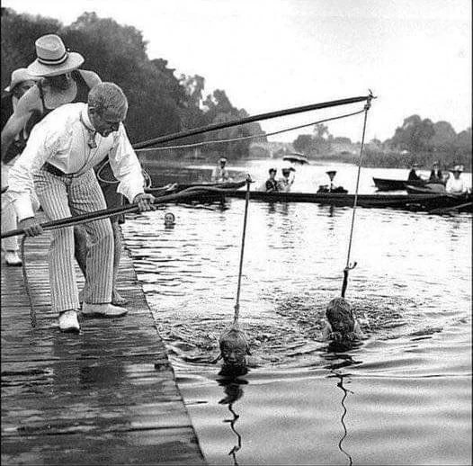 Children learning how to swim , 1920's

#swimsuit #SWIMMER #History #Oldphoto #backintime