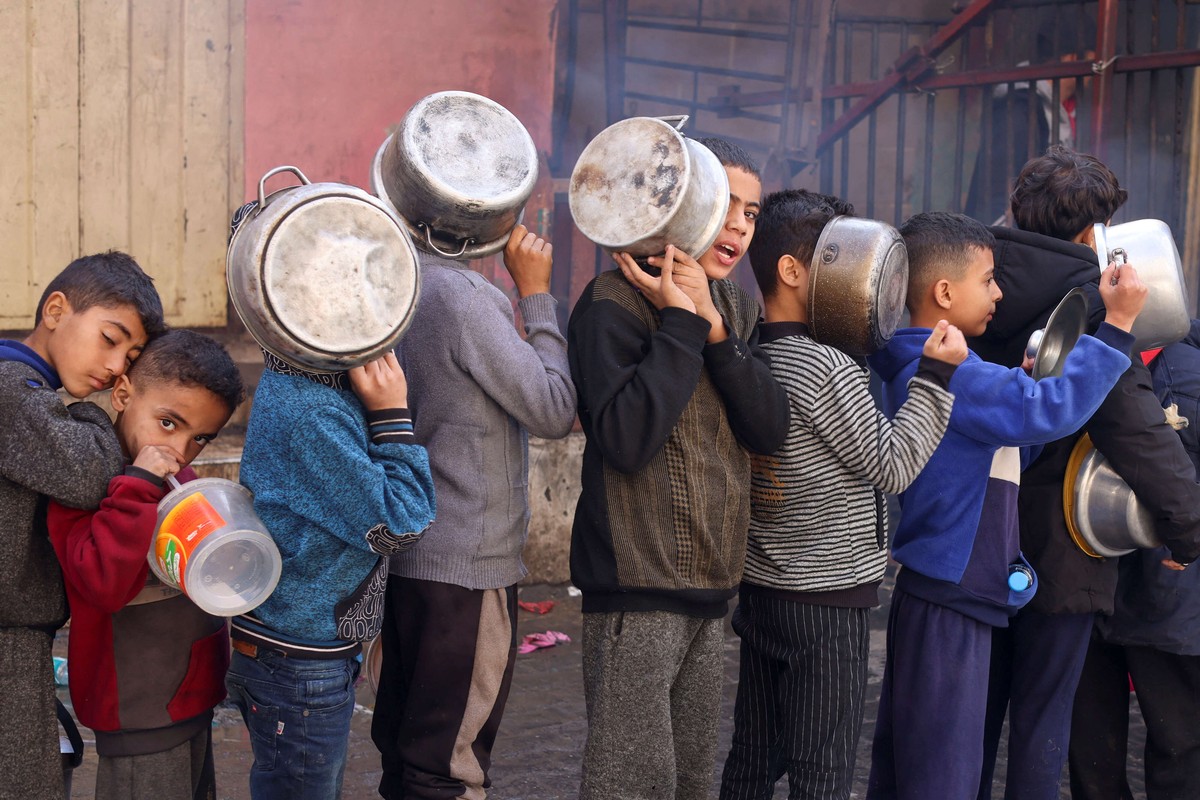 Shin18Ali's tweet photo. Forget about h@mas, at least feed the children 
#AirdropAidForGaza https://t.co/ilZAng7sQ8