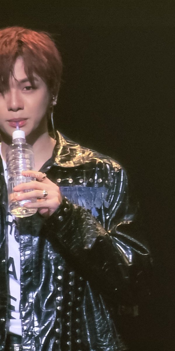 240114 오사카 #강다니엘
물마시는 강아디