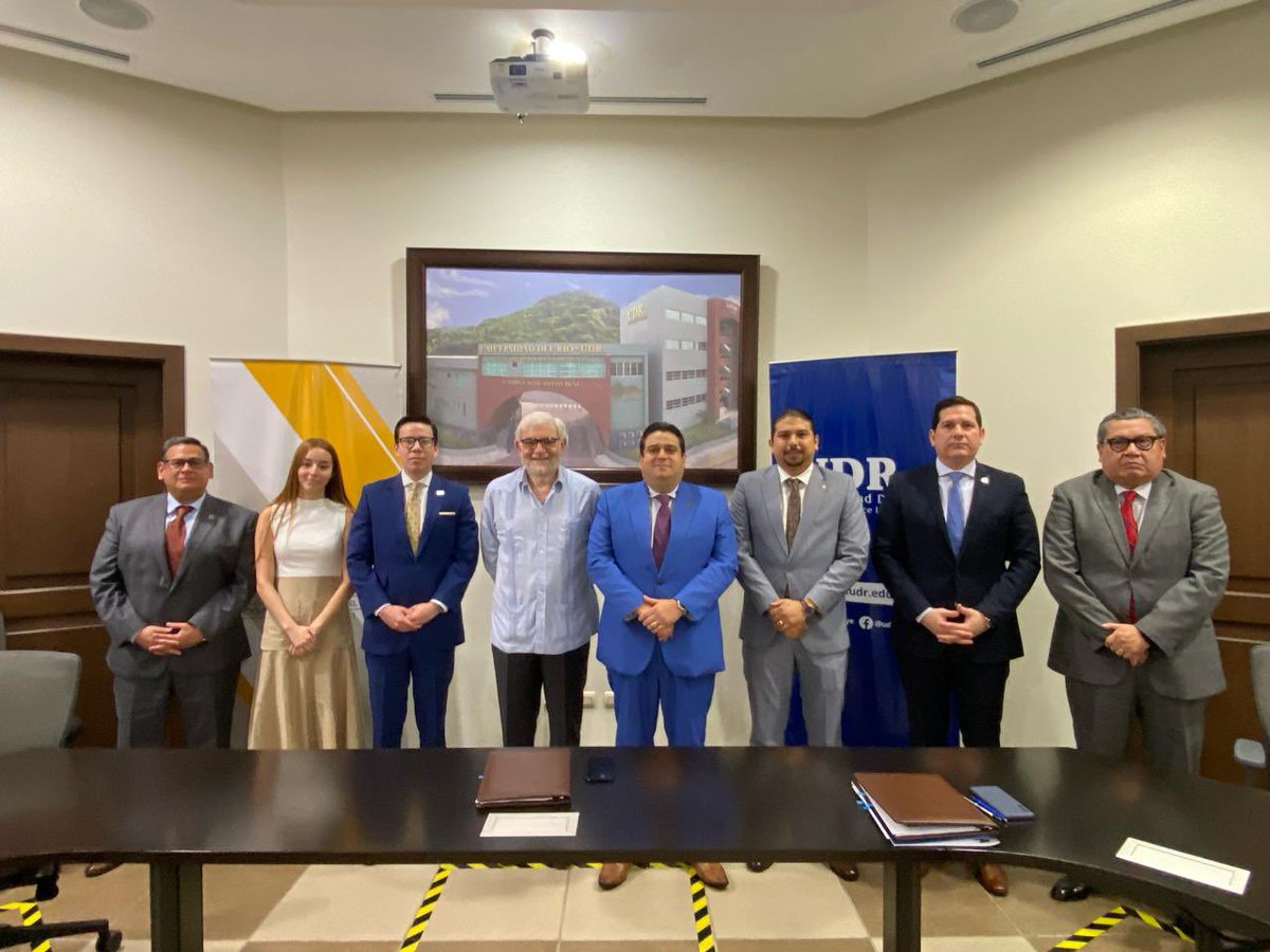 PGEcuador's tweet photo. ➡️ Firmamos un convenio con la @udrgye para que los estudiantes realicen sus prácticas preprofesionales en la PGE. 

El acuerdo fue suscrito por el procurador del Estado #JuanCarlosLarrea y el rector @jorgerm1984. También asistió el decano de la carrera de Derecho @HanzeRoberto. https://t.co/g2vPcIuhUf