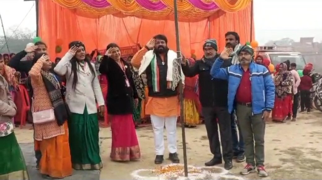 RamjiPandeyOff's tweet photo. 🇮🇳🇮🇳आज 75वां गणतंत्र दिवस के अवसर पर #Dev_Foundation गोरखपुर नये ब्रांच के उद्घाटन कार्यक्रम में मुख्य अतिथि के रूप मे झण्डारोहण एवं उद्बोधन कर सम्मानित नागरिकों को कम्बल वितरण कर जनपद व प्रदेशवासियों को हार्दिक शुभकामनाएं प्रेषित किया।🇮🇳
#जयहिन्द🇮🇳
#जय_भारत🇮🇳
@RamPandey2003 https://t.co/vzeiWUY4qc
