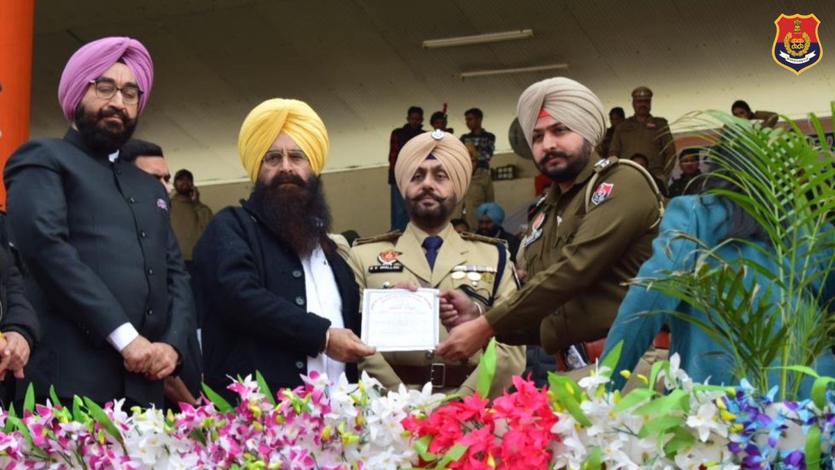 PathankotPolice's tweet image. 75ਵੇਂ ਗਣਤੰਤਰ ਦਿਵਸ ਮੌਕੇ ਸ਼੍ਰੀ ਗੁਰਮੀਤ ਸਿੰਘ ਖੁੱਡਿਆਂ, ਖੇਤੀਬਾੜੀ ਮੰਤਰੀ ਵੱਲੋਂ ਪਠਾਨਕੋਟ ਪੁਲਿਸ ਦੇ ਵਧਿਆ ਕਰਗੁਜਾਰੀ ਕਰਨ ਵਾਲੇ ਪੁਲਿਸ ਮੁਲਾਜ਼ਮਾਂ ਨੂੰ ਸਨਮਾਨ ਚਿੰਨ੍ਹ ਅਤੇ ਪ੍ਰਸ਼ੰਸਾ ਪੱਤਰ ਦੇ ਕੇ ਸਨਮਾਨਿਤ ਕੀਤਾ ਗਿਆ।
#dedication #Appreciations #ForceIsFamily
