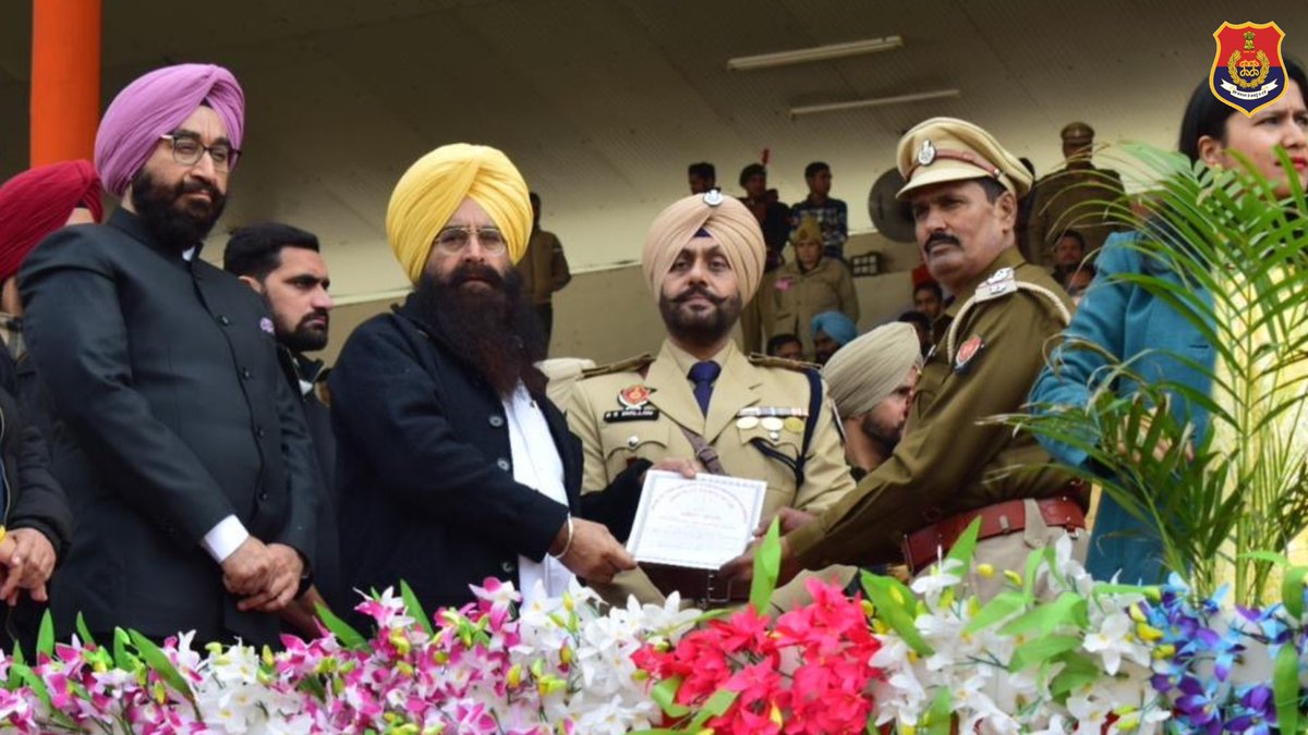 PathankotPolice's tweet image. 75ਵੇਂ ਗਣਤੰਤਰ ਦਿਵਸ ਮੌਕੇ ਸ਼੍ਰੀ ਗੁਰਮੀਤ ਸਿੰਘ ਖੁੱਡਿਆਂ, ਖੇਤੀਬਾੜੀ ਮੰਤਰੀ ਵੱਲੋਂ ਪਠਾਨਕੋਟ ਪੁਲਿਸ ਦੇ ਵਧਿਆ ਕਰਗੁਜਾਰੀ ਕਰਨ ਵਾਲੇ ਪੁਲਿਸ ਮੁਲਾਜ਼ਮਾਂ ਨੂੰ ਸਨਮਾਨ ਚਿੰਨ੍ਹ ਅਤੇ ਪ੍ਰਸ਼ੰਸਾ ਪੱਤਰ ਦੇ ਕੇ ਸਨਮਾਨਿਤ ਕੀਤਾ ਗਿਆ।
#dedication #Appreciations #ForceIsFamily