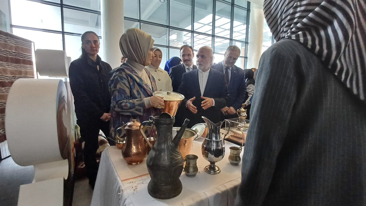 cengizhanbasara's tweet photo. İstanbul Siirtliler buluşmasında katılımı ile bizleri onurlandıran, Siirt'i ve Siirt ürünlerini  her yerde ve her platformda tanıtan, Sayın Emine Erdoğan Hanımefendiye şükranlarımızı arz ederiz. Unutulmaya yüz tutmuş Şal Şepik Kumaşımız Siirt için bir Marka haline geldi. https://t.co/Ebv17Ga45U