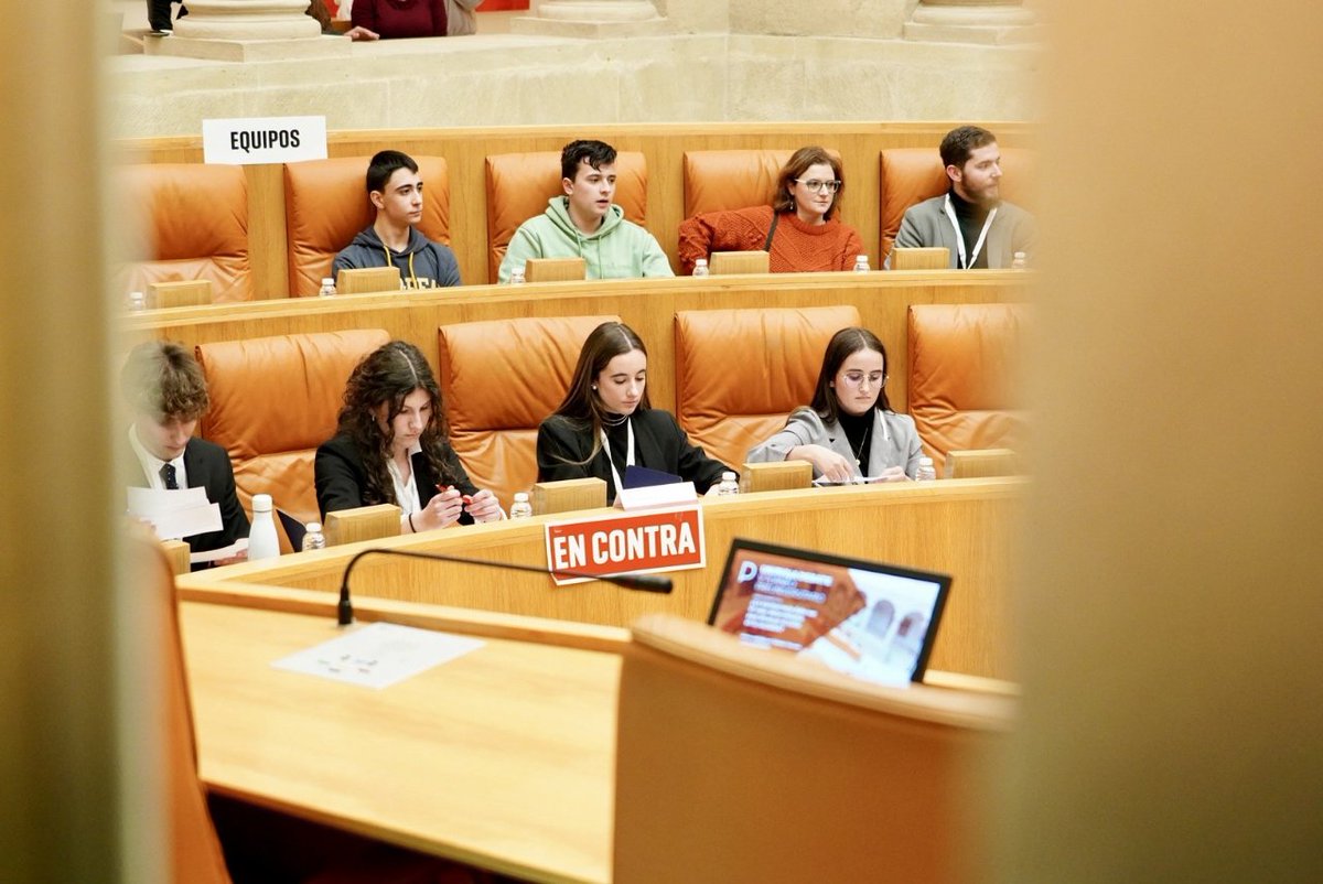 unirioja's tweet photo. 🗣️Ya está en marcha la primera semifinal del Torneo de Debate Preuniversitario #TDPUR en el @ParlamentoRioja
Los primeros en intervenir son los estudiantes del @IESValleCidacos y del @ieslalaboral https://t.co/WguUDKc4Ej