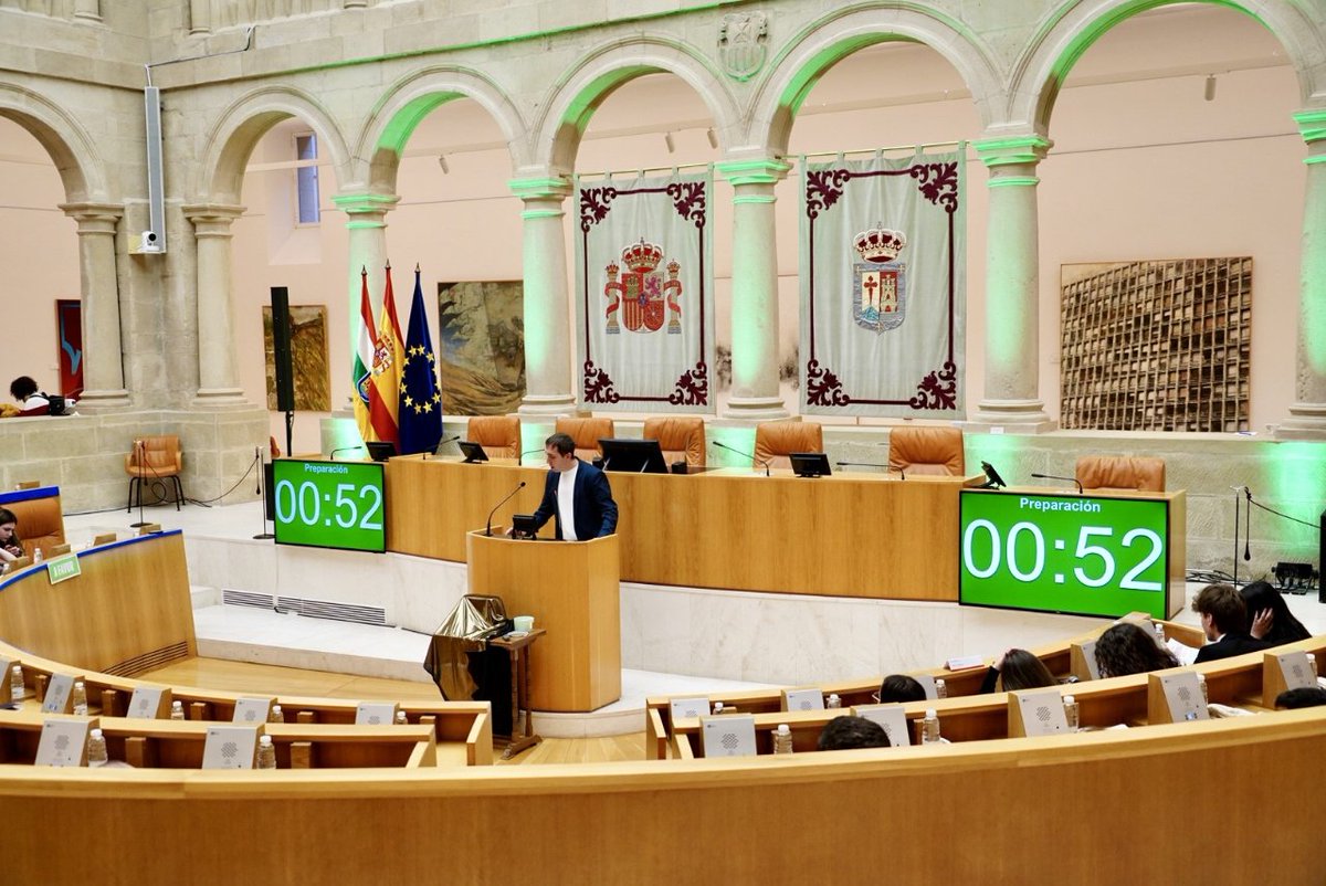 unirioja's tweet photo. 🗣️Ya está en marcha la primera semifinal del Torneo de Debate Preuniversitario #TDPUR en el @ParlamentoRioja
Los primeros en intervenir son los estudiantes del @IESValleCidacos y del @ieslalaboral https://t.co/WguUDKc4Ej