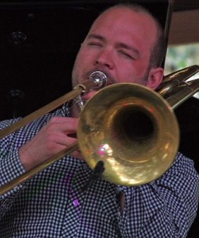 newjazzword's tweet photo. #Configured differently on #Roundabout + #TripleDip @samuelblaser's (pic:#SOConnor) #trombone facility meets @RussLossing's #pianonterludes + #BillyMintz's #drummingpatterns 4 #storytelling w.o #compromise or #conditions Review: https://t.co/NdRMzHmi0L
#Switzerkand #US #improv https://t.co/myYytrD250