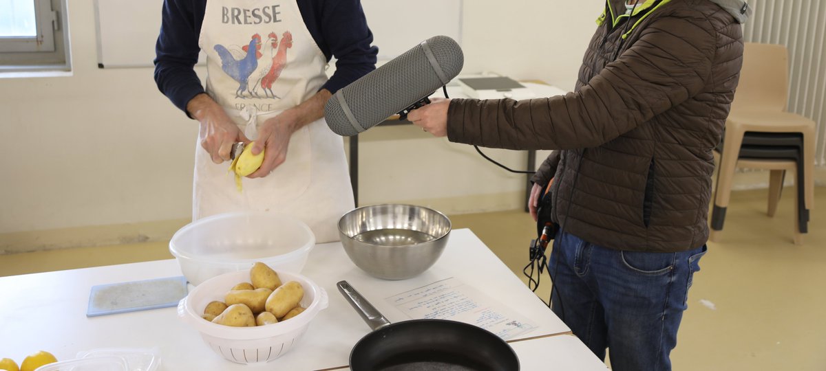 CNRS Sciences humaines & sociales (@cnrsshs) on Twitter photo Un podcast en milieu carcéral : voilà le défi relevé par la <a href="/mshlyon/">MSH Lyon St-Etienne</a>. En s’appuyant sur le jeu Kosmopolit, l’enjeu est d'encourager la diversité linguistique et culturelle par le biais de la cuisine
inshs.cnrs.fr/fr/cnrsinfo/me… Un podcast en milieu carcéral : voilà le défi relevé par la <a href="/mshlyon/">MSH Lyon St-Etienne</a>. En s’appuyant sur le jeu Kosmopolit, l’enjeu est d'encourager la diversité linguistique et culturelle par le biais de la cuisine
inshs.cnrs.fr/fr/cnrsinfo/me…