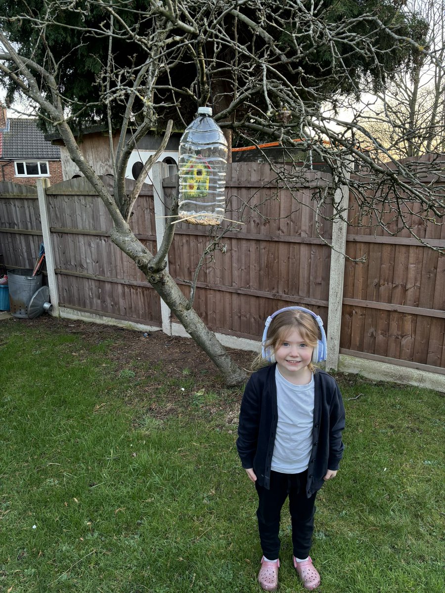EmmaLMoore4's tweet photo. @WhistonJandI  Cali has finally put her bird feeder out, hopefully the wind will stay away https://t.co/GzWdHhHnpr