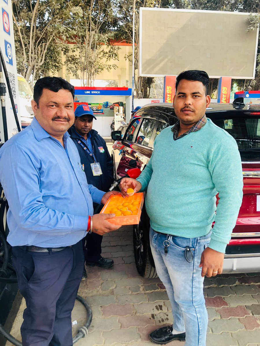 Republic Day Celebrations at HP Hira Fuels, sweets were offered to dear customers 🙏🇮🇳🫡
#RepublicDay2024