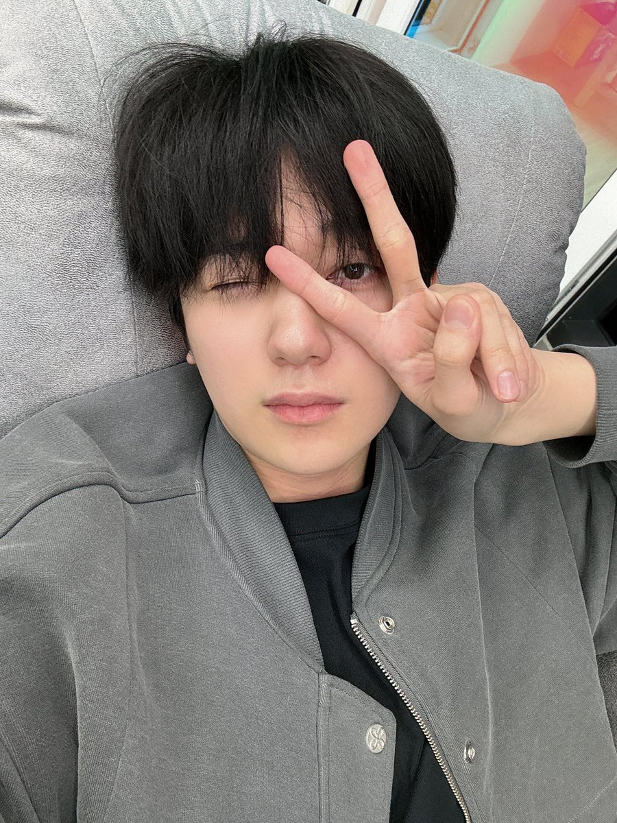 [#OX]

퇴근!

#OMEGA_X #오메가엑스 
#예찬 #YECHAN