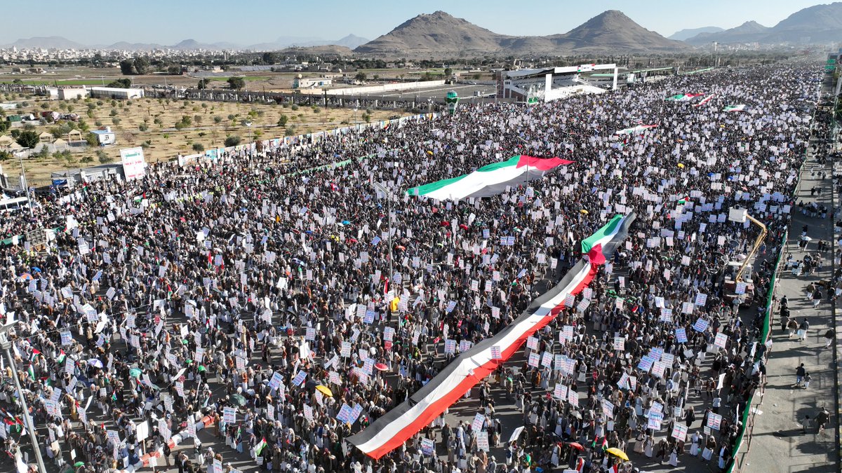 adeell_adeel's tweet photo. حشود جماهريه في ميدان السبعين بصنعاء يدآ بيد مع الشعب الفلسطيني يومنا هذا الجمعه https://t.co/hXIWelF4sj