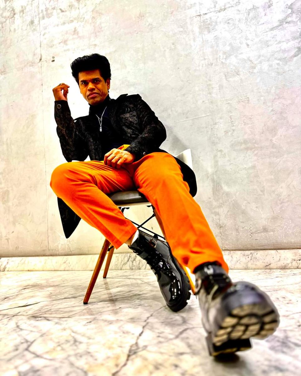 SIDDHARTH23OCT's tweet photo. You don’t find a STYLE ..
A Style finds YOU..
Keith Richards
#आपलासिध्दू in #maharstrachafavouritekon
✌️⚡️💫🧡
Style by @fashion_wit_amu
@abito_clothing # #orange #marathimulga
#Siddharthjadhav #peopleschamp
#siddhumoments #SiddhuStyle #styling #stylist https://t.co/L5OzXgR1FP